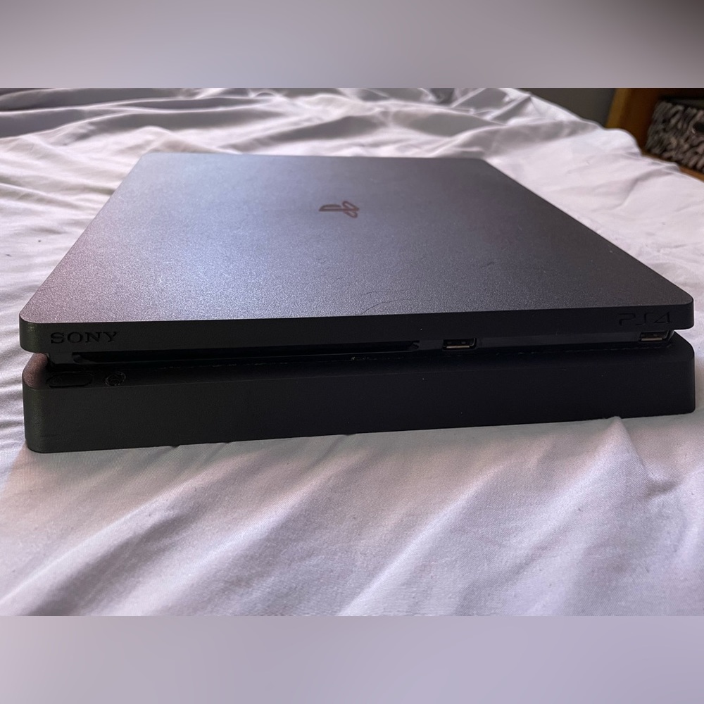 PS4 Slim with HDMI and charging cable 500gb